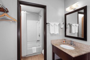 Ducha y bañera combinadas y artículos de higiene personal gratuitos