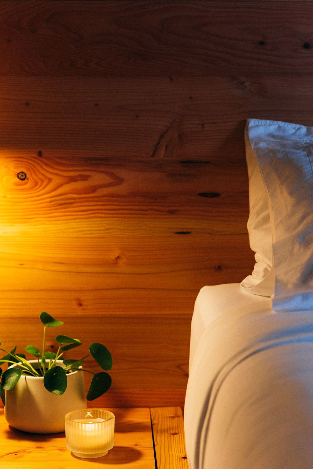 1 bedroom, hypo-allergenic bedding, desk, laptop workspace