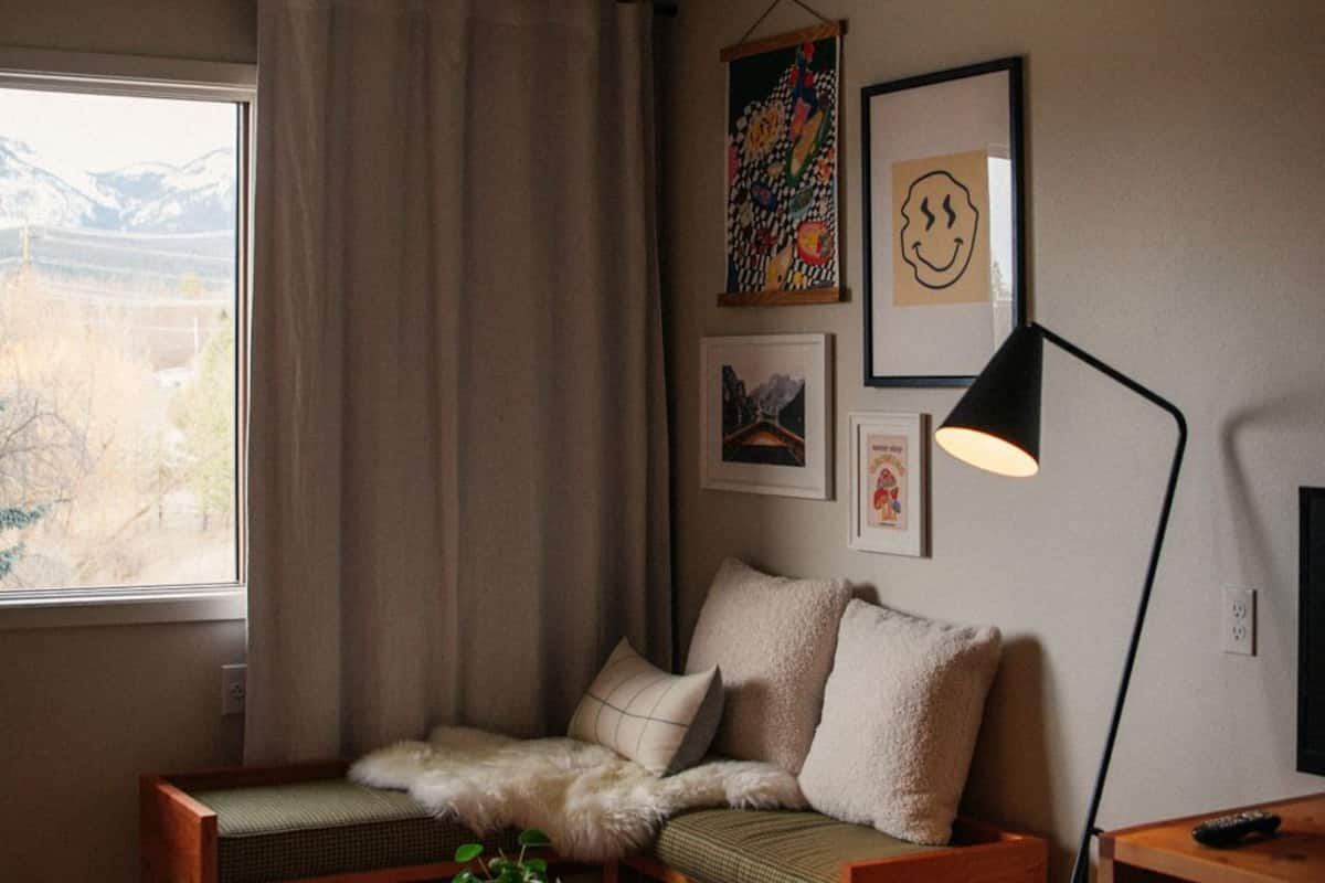 1 bedroom, hypo-allergenic bedding, desk, laptop workspace