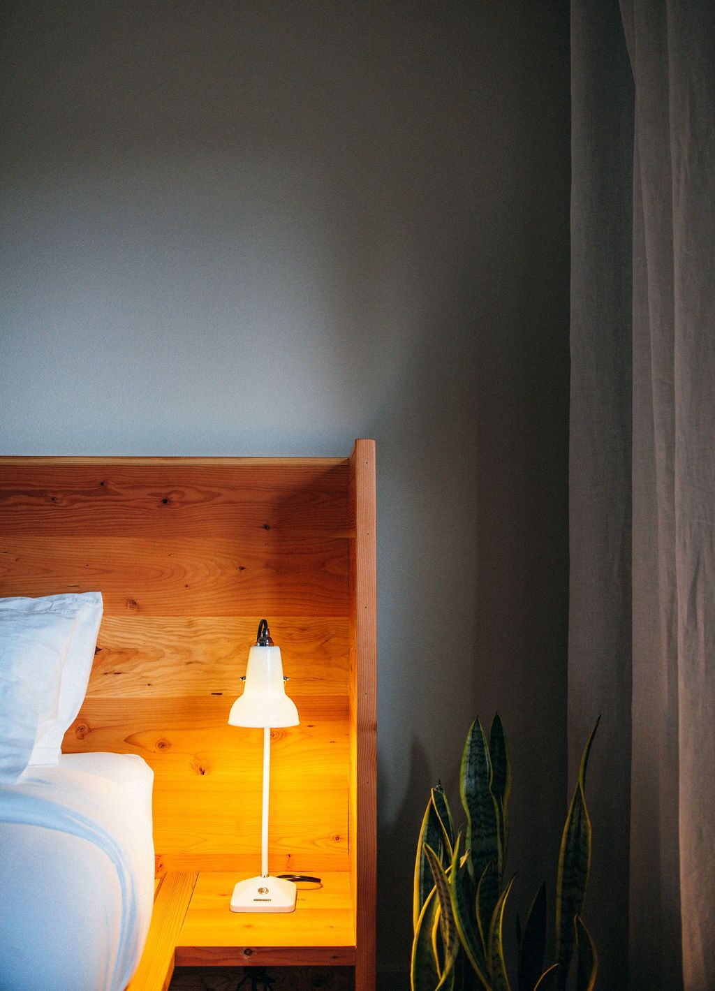 1 bedroom, hypo-allergenic bedding, desk, laptop workspace