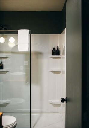 Shower, designer toiletries, hair dryer, towels - Apres Whitefish (Whitefish)