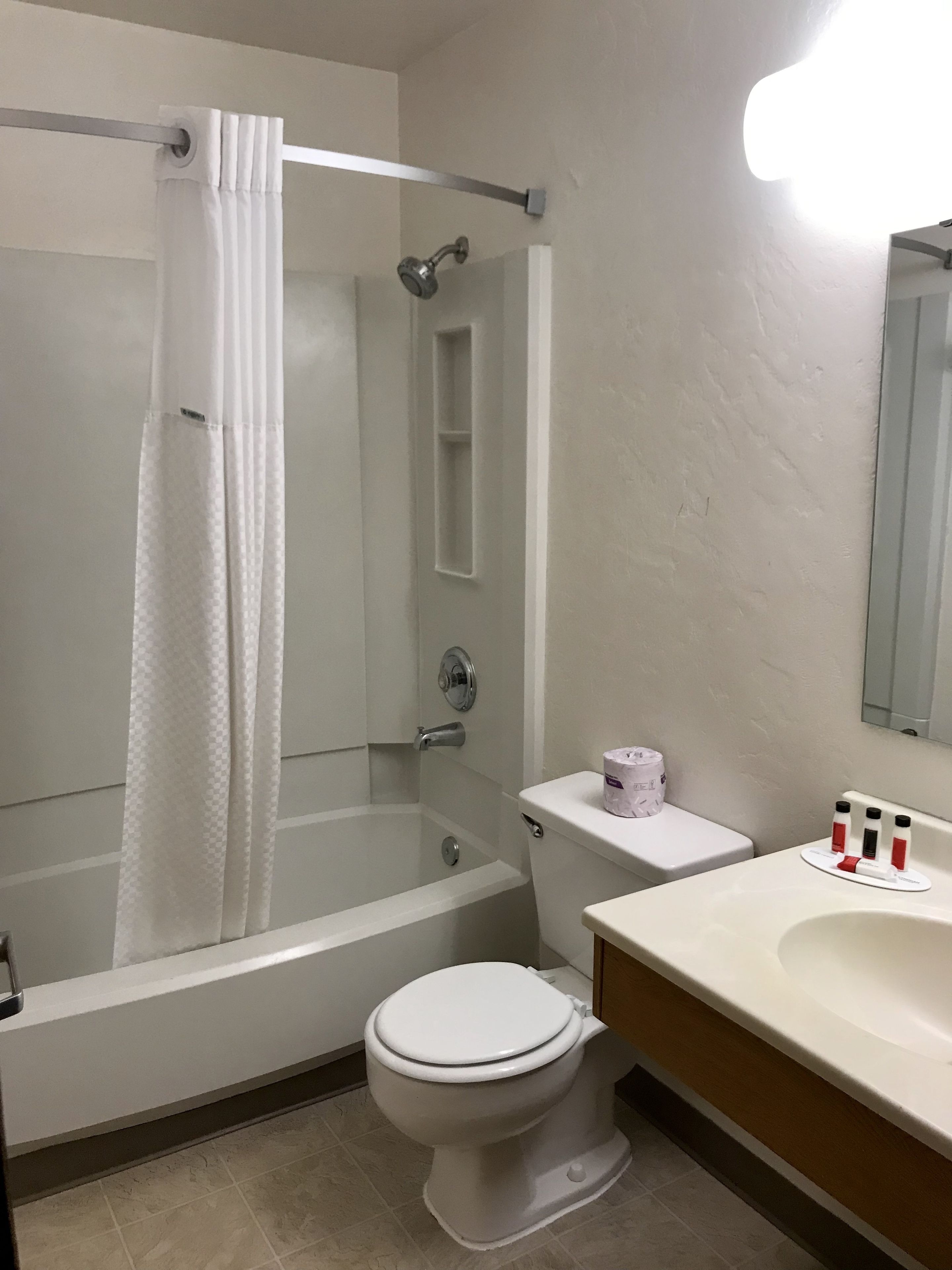 Une salle de bain avec une baignoire, des toilettes et un lavabo.