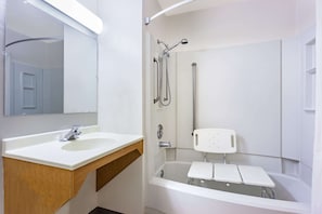 Habitación, 1 cama Queen size, con acceso para personas discapacitadas, para no fumadores (Mobility) | Baño | Tina con regadera, secadora de cabello, toallas