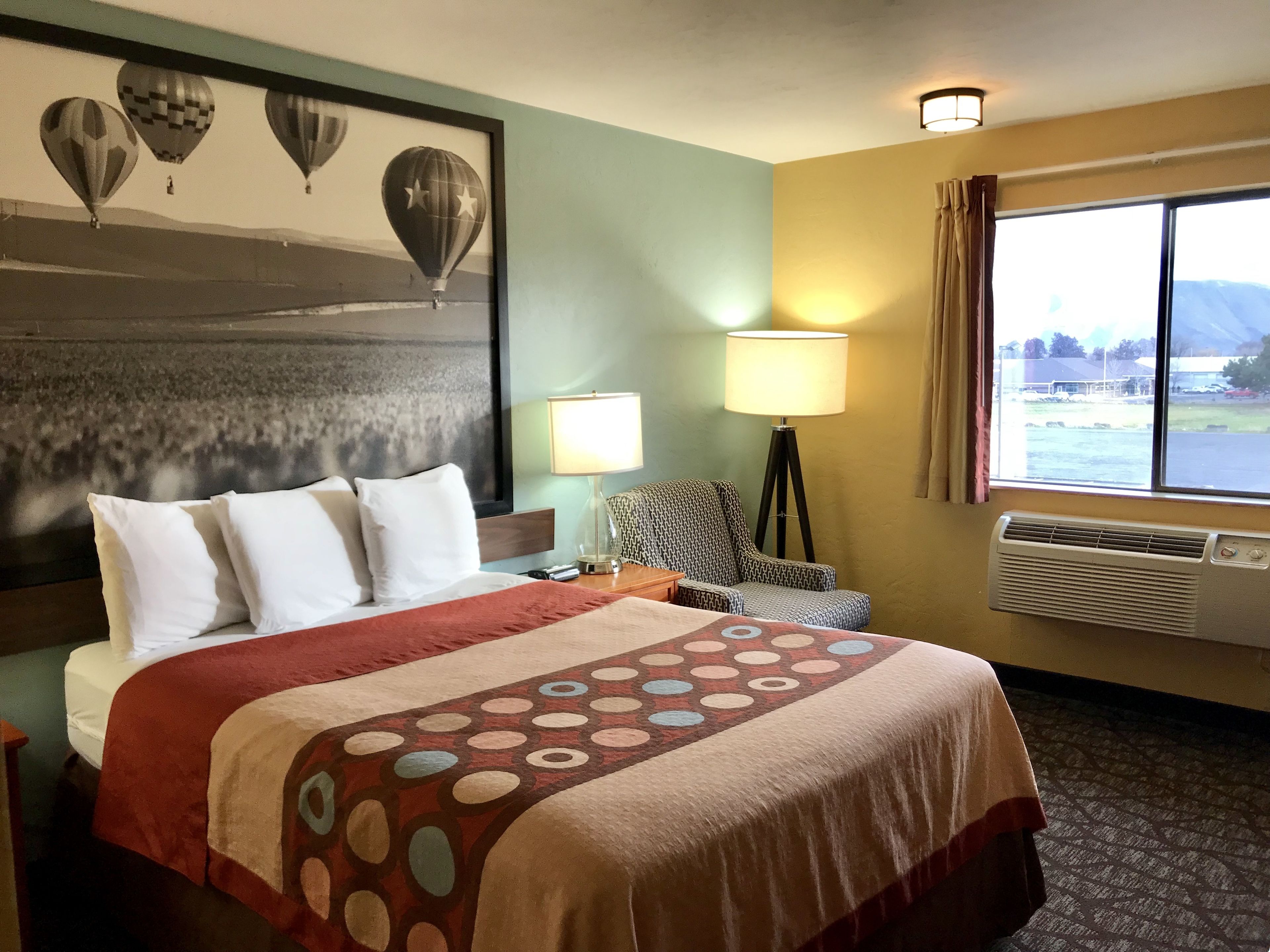 Habitación estándar, 1 cama Queen size | Cunas gratuitas, camas extra, wifi gratis y ropa de cama 