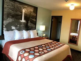 套房, 1 张特大床, 无烟房 (One-Bedroom) | 免费婴儿床、折叠床/加床（额外收费）、免费 WiFi、床单