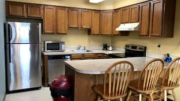 Suite, 1 King Bed, Non Smoking (One-Bedroom) | Private kitchen