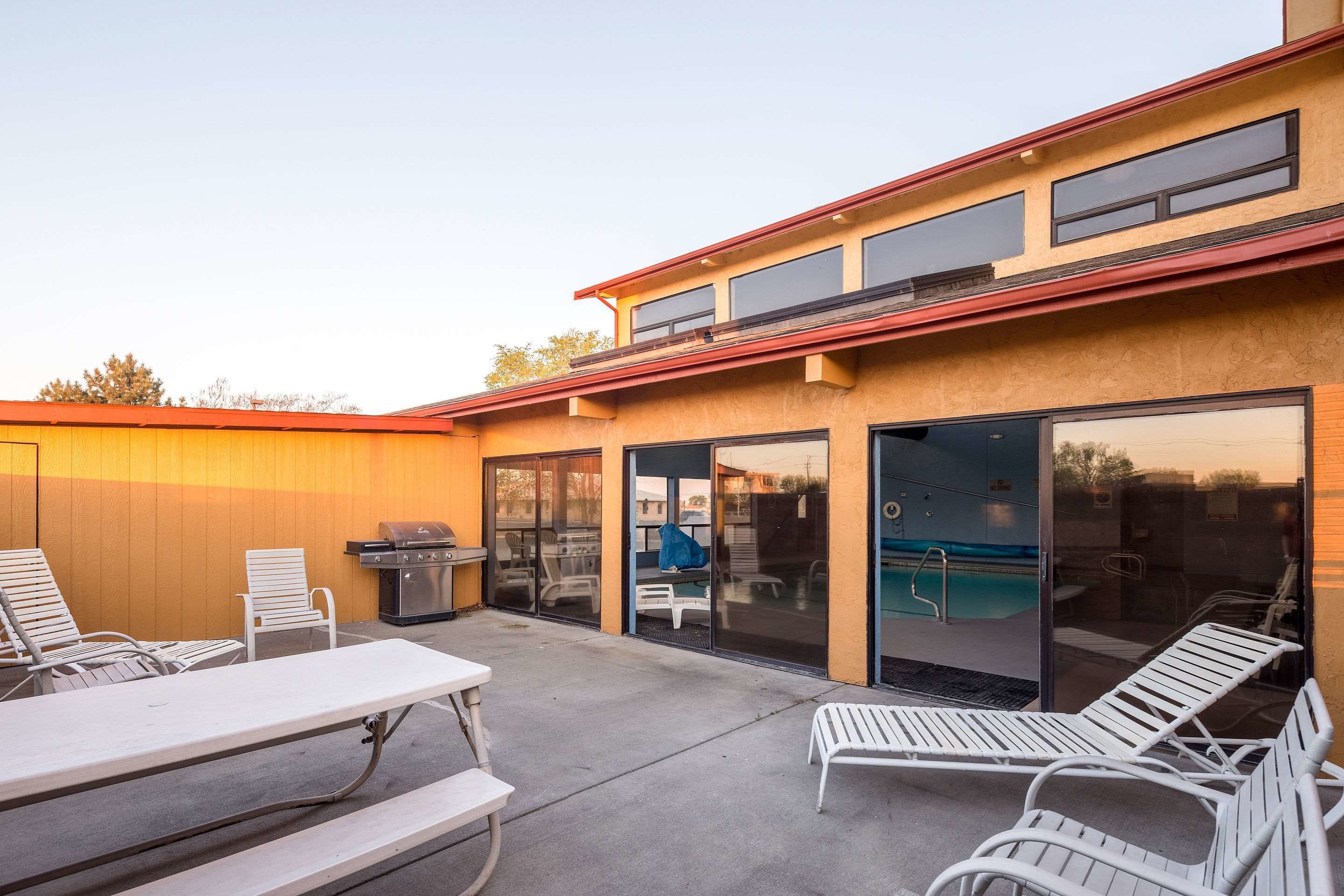 Innenpool, geöffnet von 08:00 Uhr bis 22:00 Uhr, Liegestühle