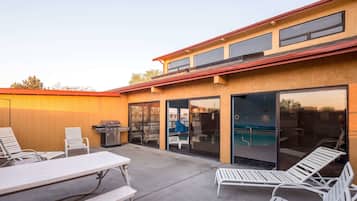 Innenpool, geöffnet von 08:00 Uhr bis 22:00 Uhr, LiegestĂŒhle