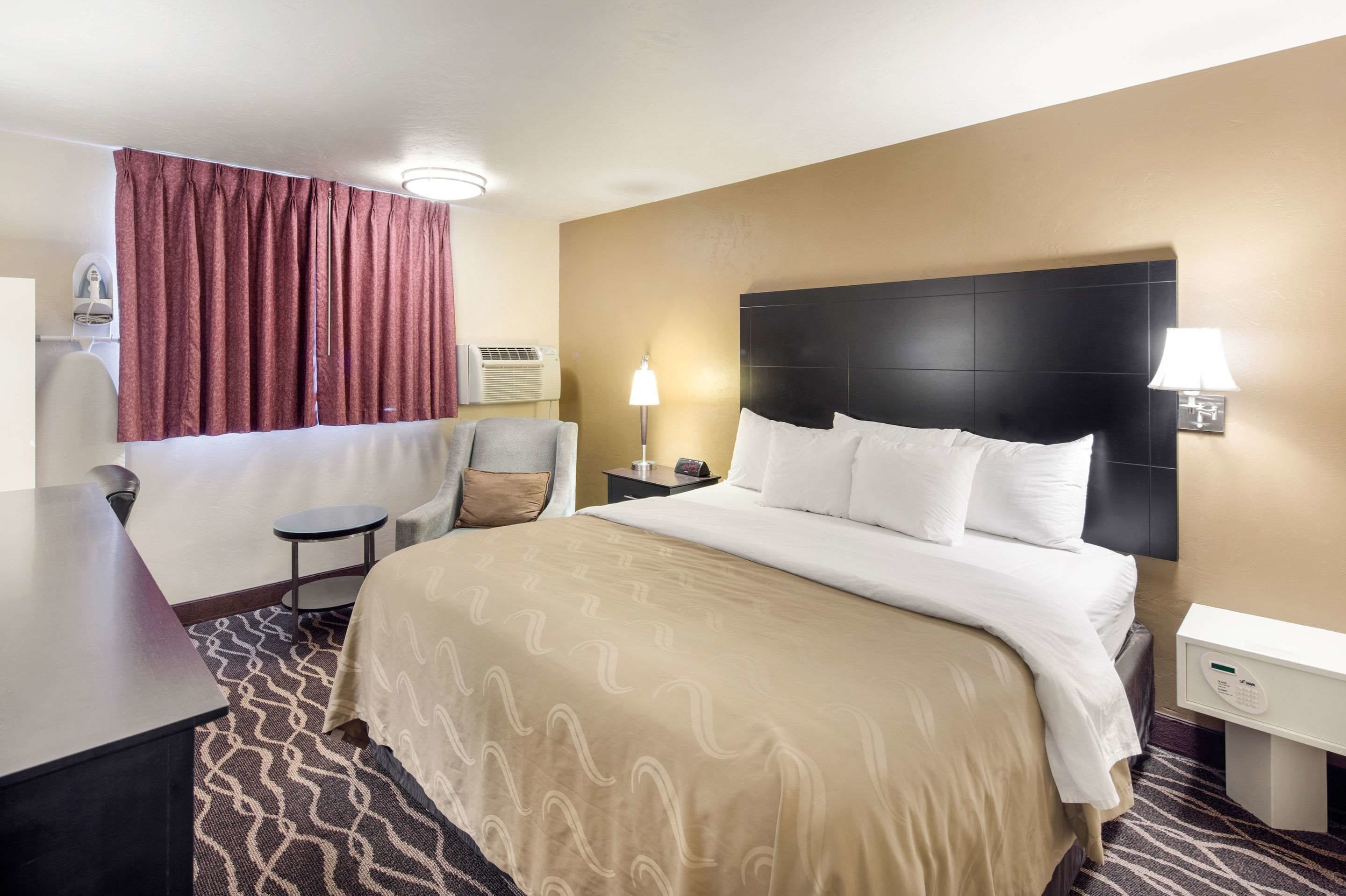 ルーム キングベッド 1 台 禁煙 | 客室ごとに異なる装飾、客室ごとに異なるインテリア、デスク、ノートパソコン用作業スペース