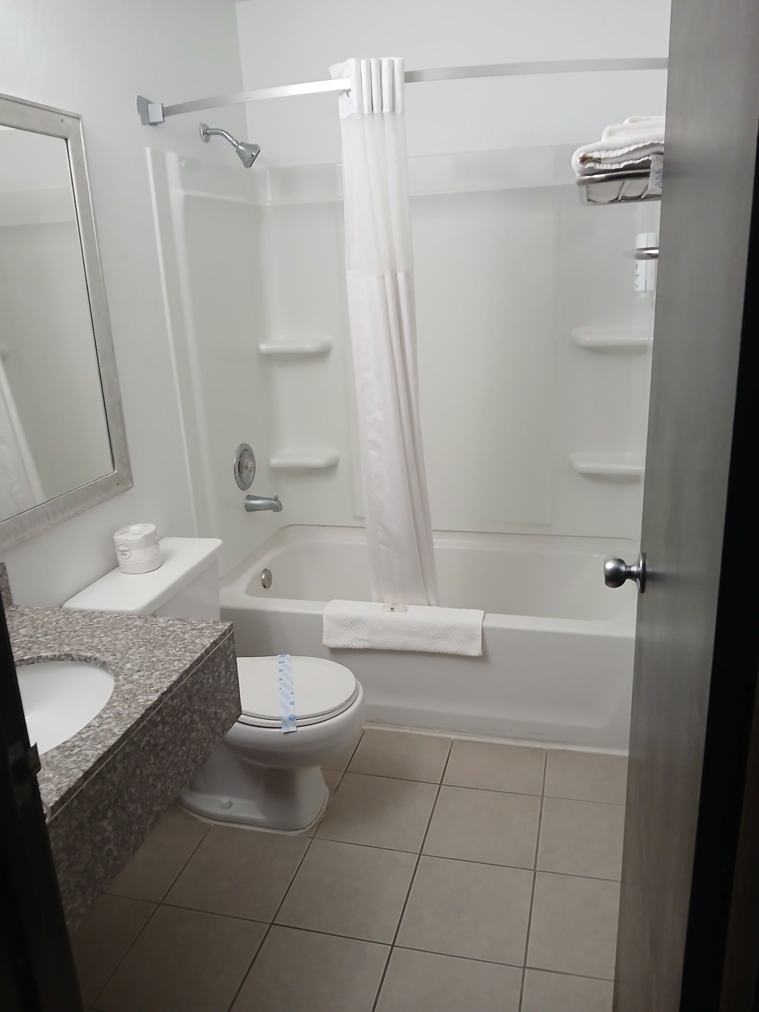 Un baño con inodoro, lavamanos, ducha y bañera.
