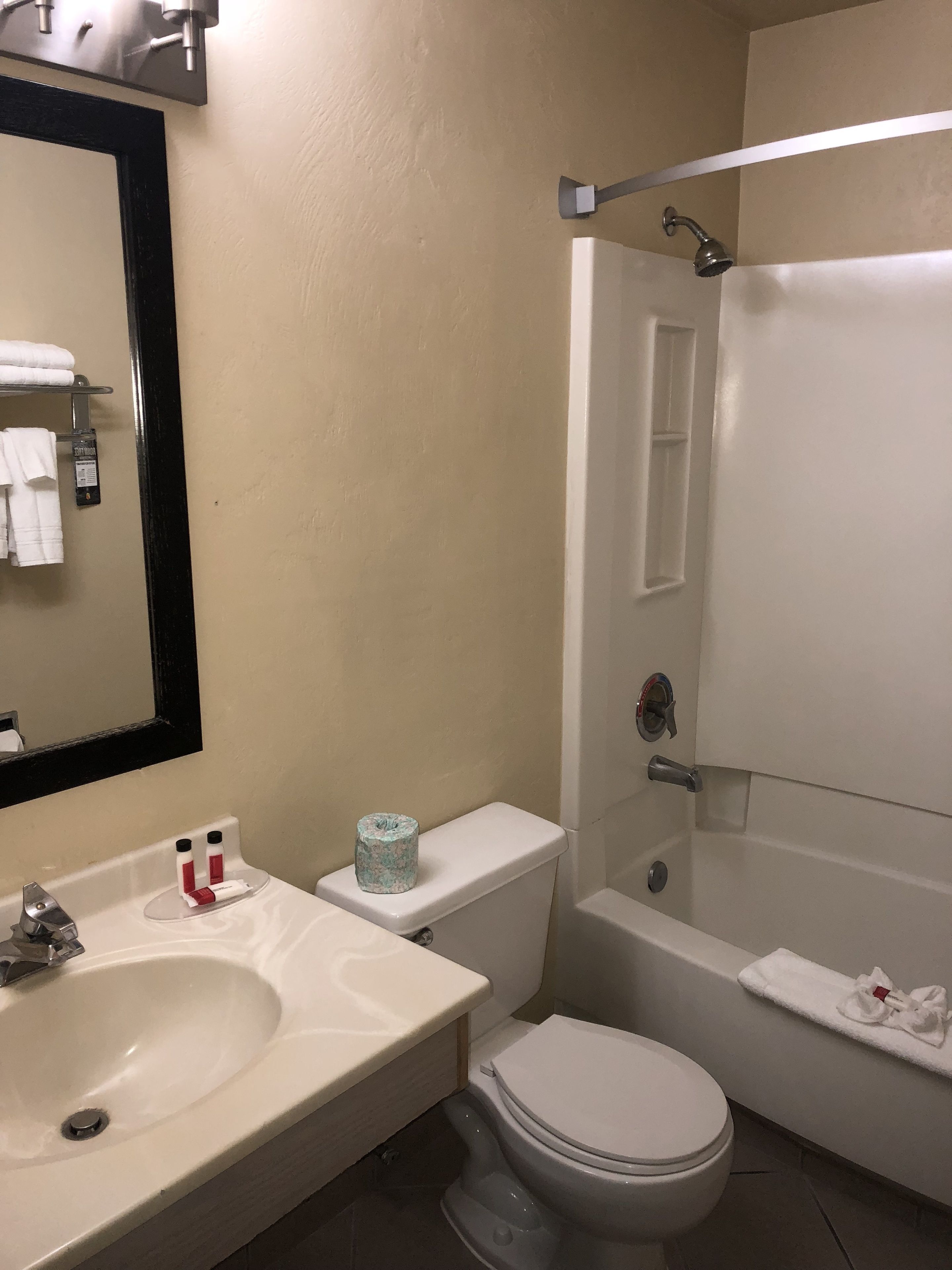 Un bagno con lavandino, WC e doccia.