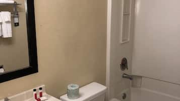 Een badkamer met een wastafel, toilet en douche.