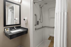 Habitación, 2 camas dobles, accesible para personas con discapacidad | Baño accesible en silla de ruedas