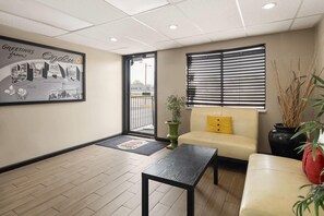 Lobby - Super 8 by Wyndham Ogden (Ogden)