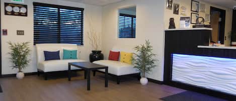Coin salon dans le hall