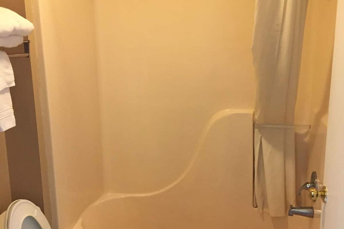 Kamar mandi | Kombinasi shower/bathtub dan perlengkapan mandi gratis