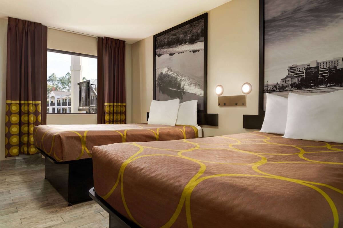 Standard Room, 2 Double Beds, Smoking | Meja kerja, ruang kerja ramah laptop, dan tirai kedap cahaya