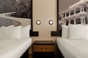 Standard Room, 2 Double Beds | Escritorio, cortinas blackout, cunas gratuitas y wifi gratis