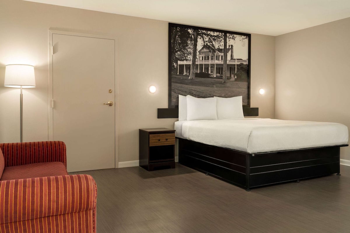 Studio Suite Superior, 1 Tempat Tidur King, Bebas Asap Rokok | Meja kerja, ruang kerja ramah laptop, dan tirai kedap cahaya