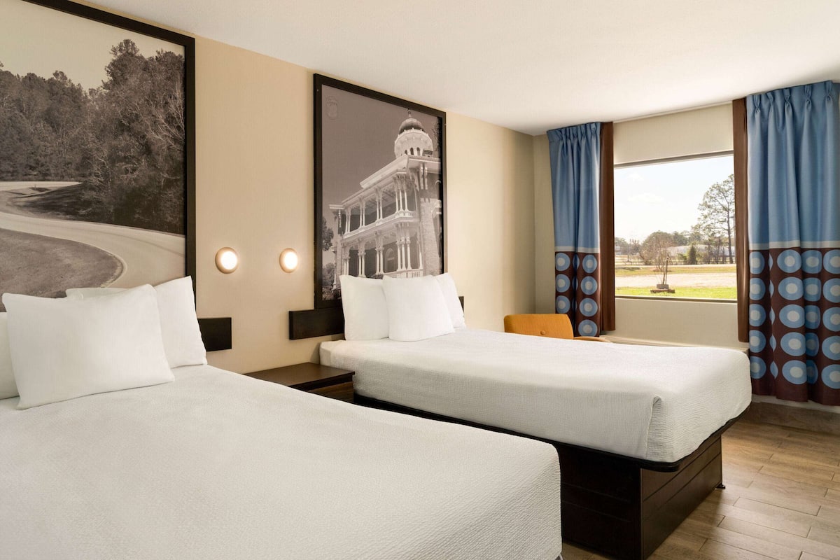 Standard Room, 2 Double Beds | Meja kerja, ruang kerja ramah laptop, dan tirai kedap cahaya