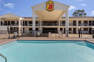 Un hotel con piscina, varios balcones y un letrero que dice "Super 8".