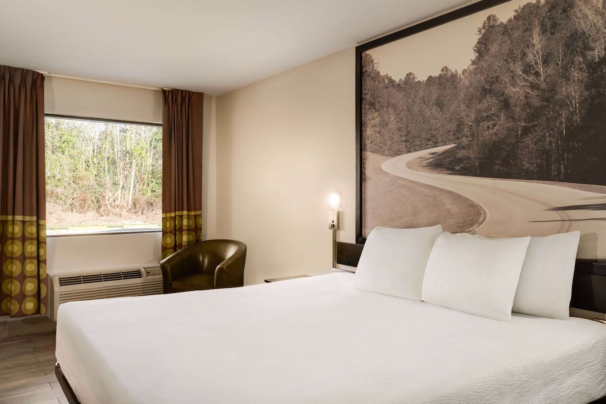 Standard Room, 1 King Bed