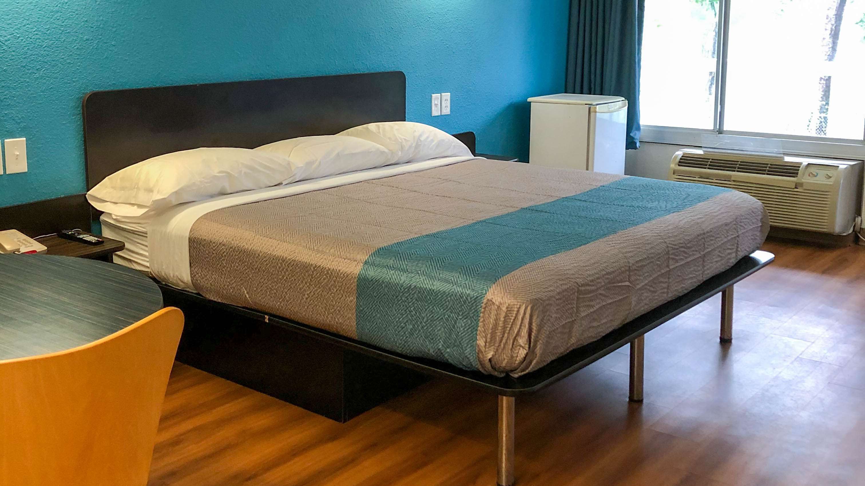 書桌、筆電工作空間、免費無線上網、床單