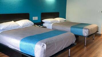 Een bureau, een laptopwerkplek, gratis wifi, beddengoed