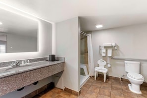 Zimmer, 2 Queen-Betten, barrierefrei, Nichtraucher (Roll-In Shower) | Badezimmer | Kostenlose Toilettenartikel, Haartrockner, Handtücher