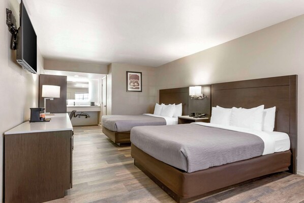 Habitación estándar, 2 camas de matrimonio, no fumadores | Escritorio, espacio para trabajar con un portátil, cortinas opacas