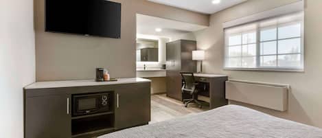 Standard Queen, 1 Queen Bed, Desk, Chair, Non Smoking | Desk, laptop workspace, blackout curtains, soundproofing