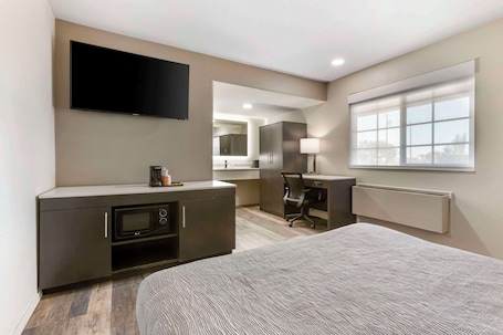 Escritorio, espacio para trabajar con laptop y cortinas blackout