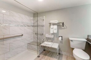 Zimmer, 1 King-Bett und Schlafsofa, barrierefrei, Nichtraucher (Roll-In Shower) | Badezimmer