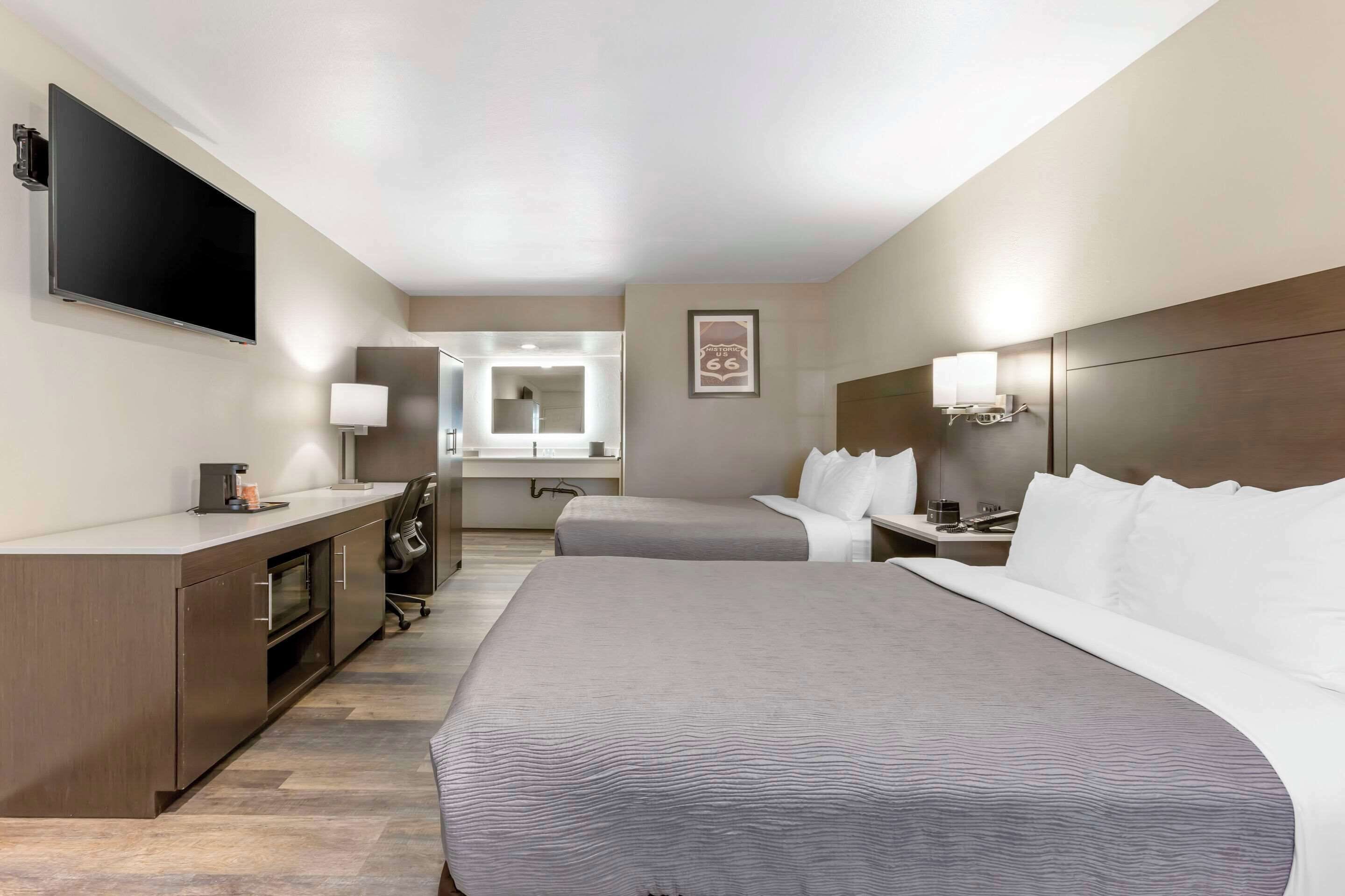 Escritorio, espacio para trabajar con laptop y cortinas blackout 