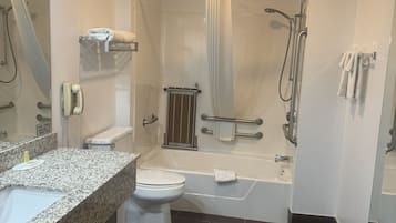 Ensemble douche/baignoire, articles de toilette gratuits, sĂšche-cheveux