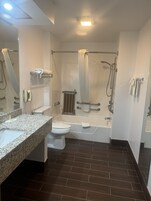 Bañera con ducha, artículos de tocador gratuitos, secador de pelo