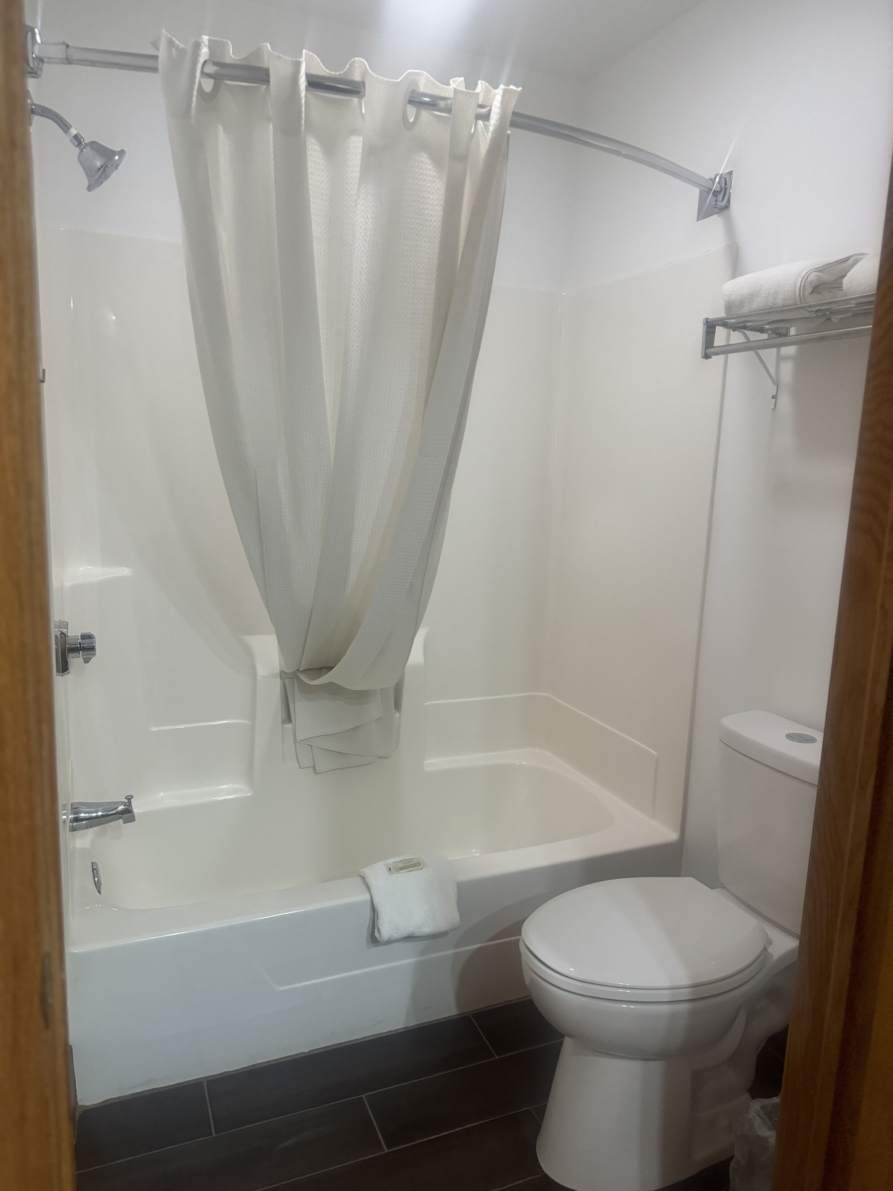 combined shower/bathtub, free toiletries, hair dryer, towels