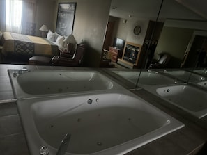 Suite, 1 Bedroom, Non Smoking (1 King Bed) | In-room safe, individually decorated, individually furnished, desk