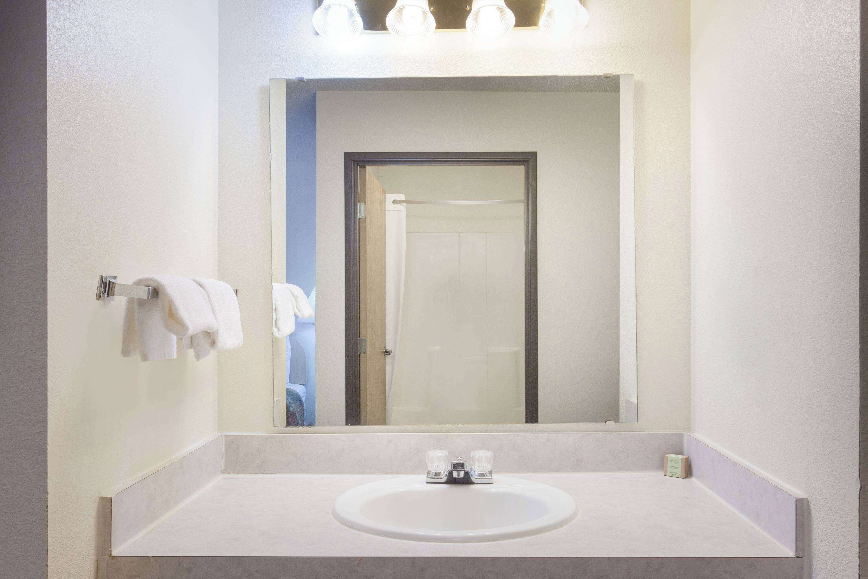 Rom, 1 kingsize-seng, tilgjengelighetstilpasset, ikke-røyk (Mobility/Roll-In Shower) | Bad | Kombinert dusj/badekar, hårføner og håndklær