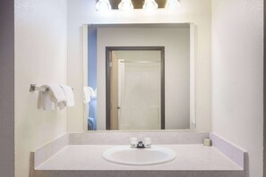 Habitació, 1 llit de matrimoni gran, accessible, no fumadors (Mobility/Roll-In Shower) | Bany | Combinació de dutxa i banyera, assecador de cabells i tovalloles 