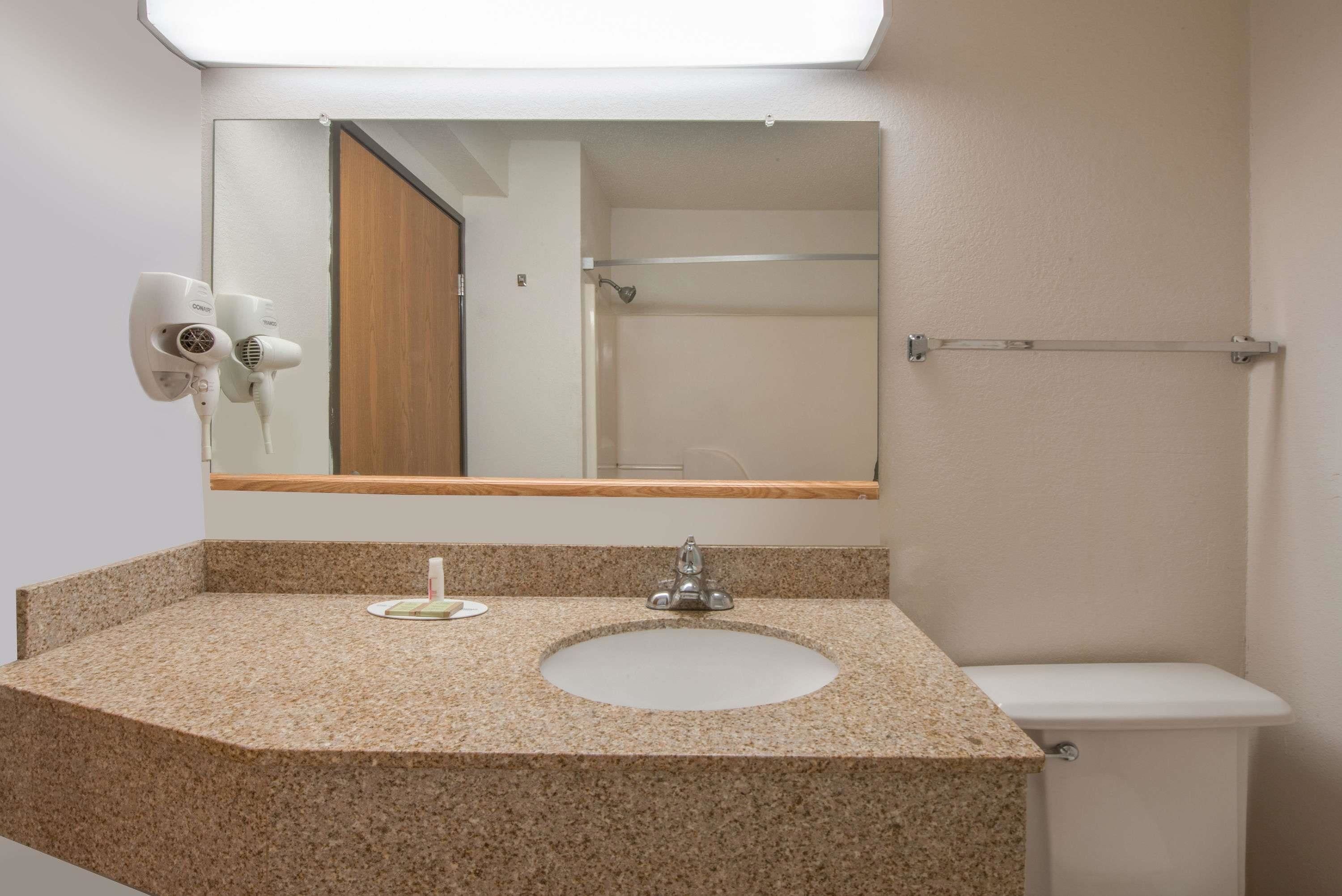 Combined shower/bathtub, free toiletries, hair dryer, towels