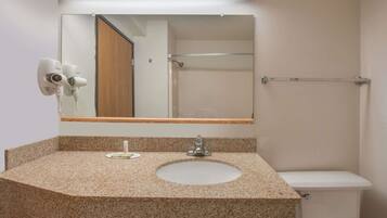 Combined shower/bathtub, free toiletries, hair dryer, towels