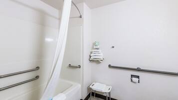 Chambre, 1 grand lit, accessible aux personnes à mobilité réduite, non-fumeur | Salle de bain | Articles de toilette (gratuits), séchoir à cheveux, serviettes fournies