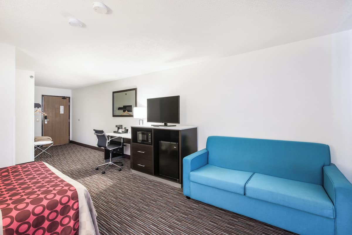 Executive Suite, 1 King Bed with Sofa bed, Non Smoking | Desk, laptop workspace, free WiFi, bed sheets
