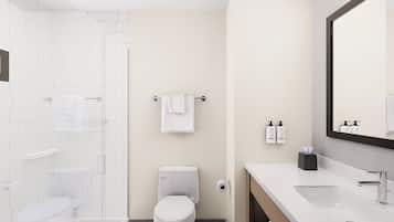 Standaard kamer, 1 kingsize bed, rolstoeltoegankelijke douche (Roll-In Shower) | Badkamer | Gratis toiletartikelen, een haardroger, handdoeken, zeep