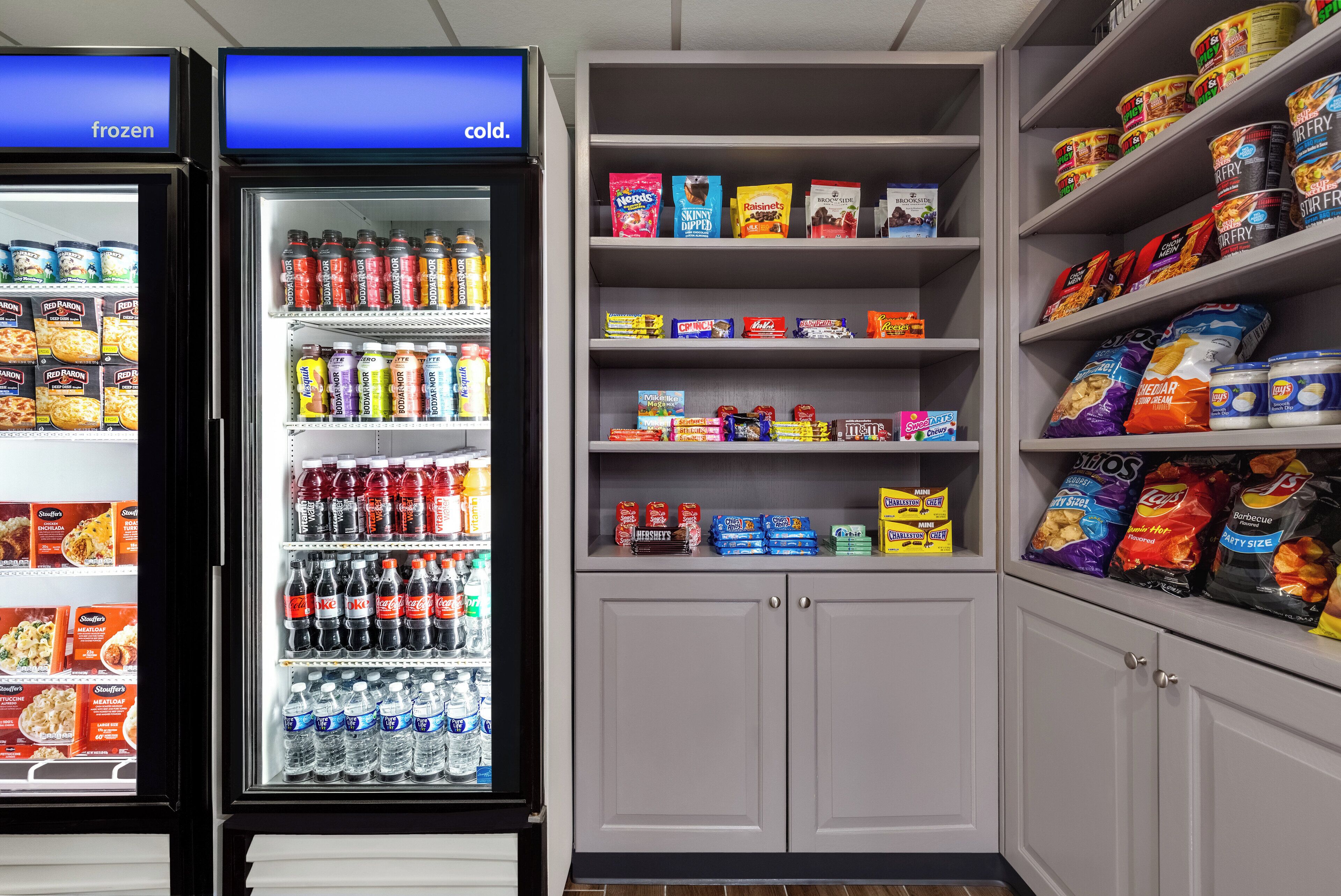 Una sección refrigerada con diversas bebidas y aperitivos.