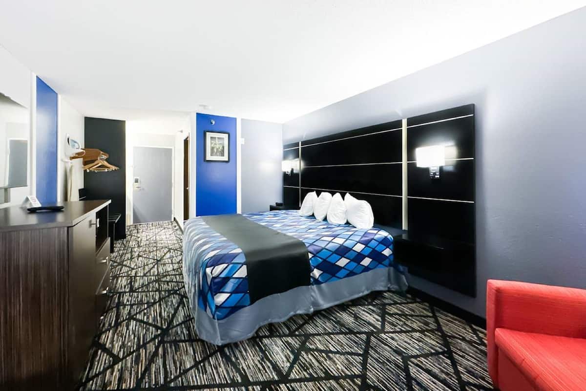1 bedroom, desk, WiFi, bed sheets