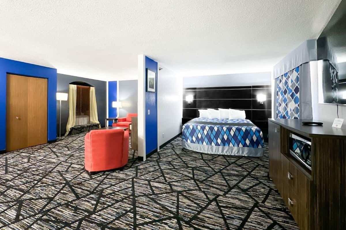 Family Suite with Hot Tub Oversized Non-Smoking | 1 bedroom, desk, WiFi, bed sheets