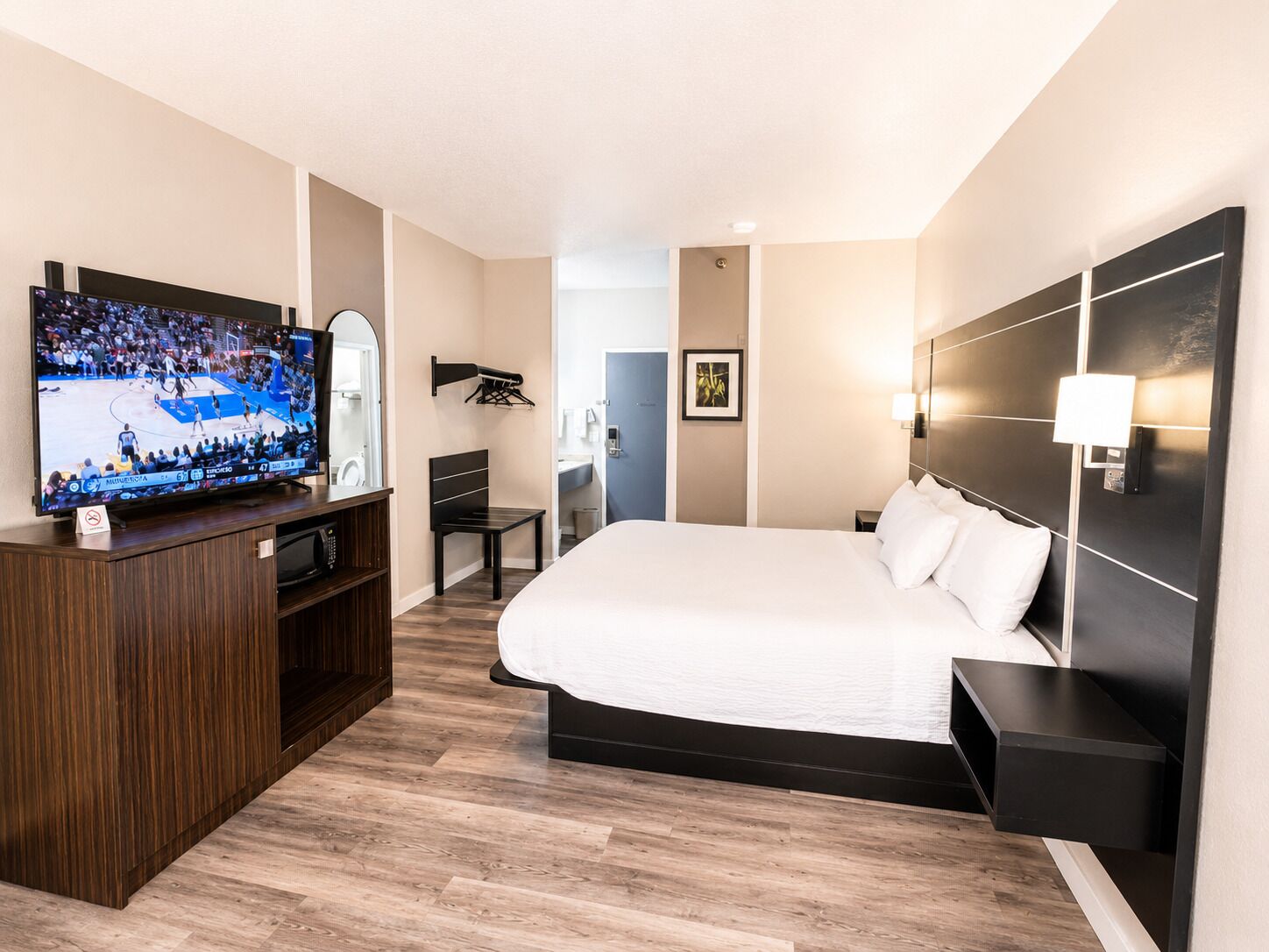 Room, 1 King Bed, Non Smoking | Desk, blackout drapes, soundproofing, iron/ironing board