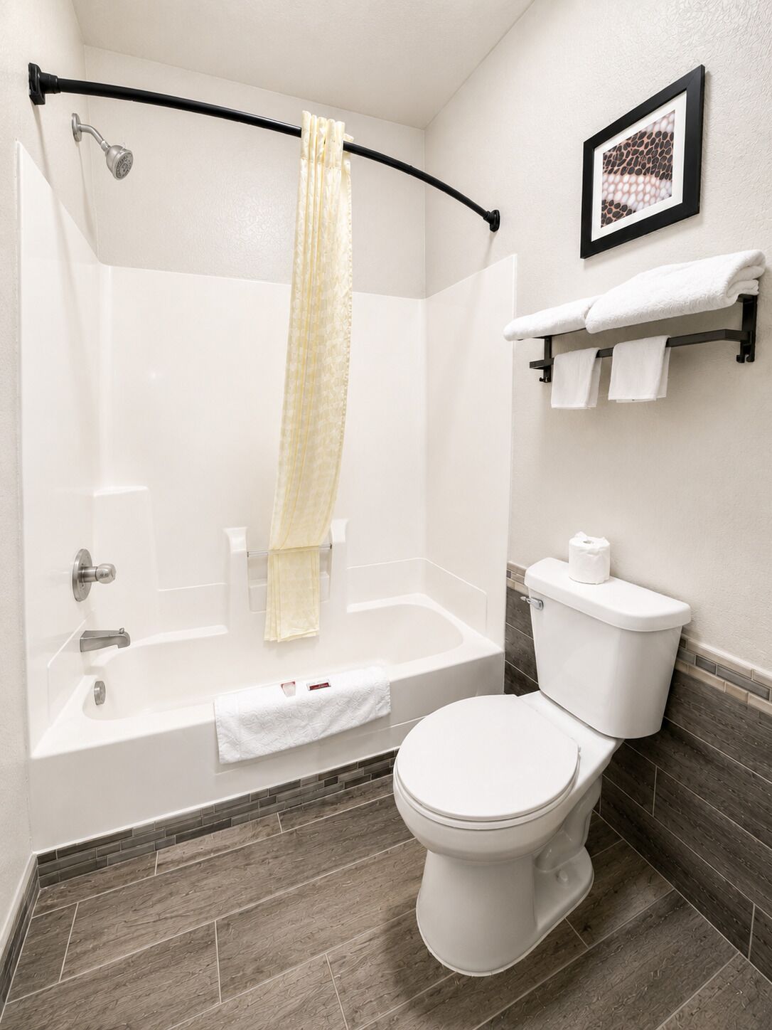 Un baño moderno con bañera, inodoro y ducha.